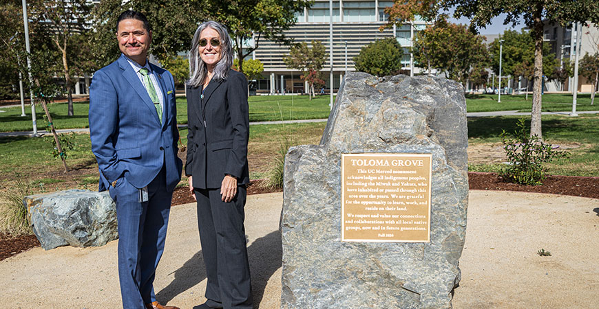 Chancellor Juan Sánchez Muñoz and Professor Teenie Matlock at the dedication of Toloma Grove.